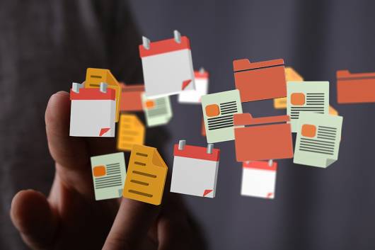 Foto: Hand hält digitale Dokumente